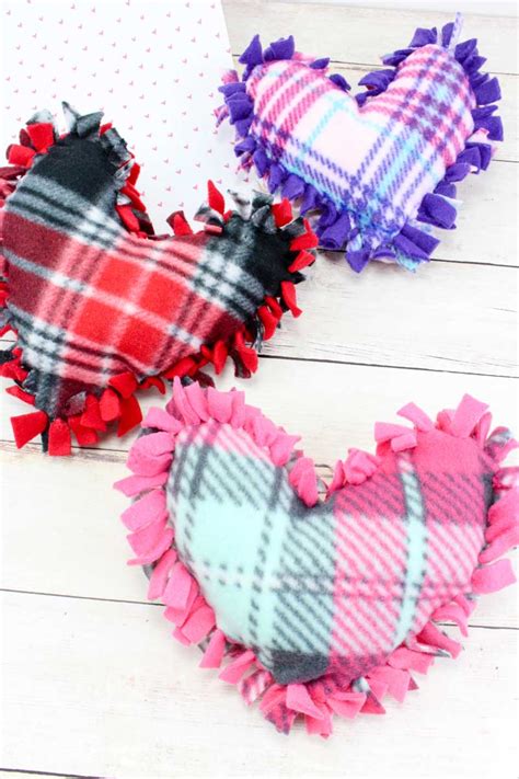 Valentine Pillows - No Sew Fleece Tie Heart Pillows * Moms and Crafters