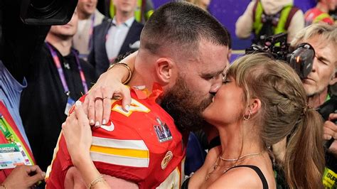 Taylor Swift, Travis Kelce celebrate Chiefs' Super Bowl win with a kiss ...