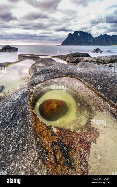 La Roca En Forma De Ojo De Drag N En Uttakleiv Playa Lofoten En