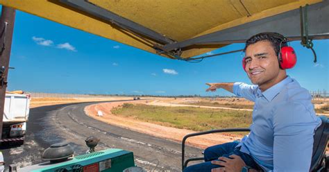 Prefeito de Maceió vistoria obras de pavimentação da Avenida Marília