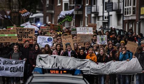 Sch Ler Ziehen Beim Klima Streik Fridays For Future Durch Kleve