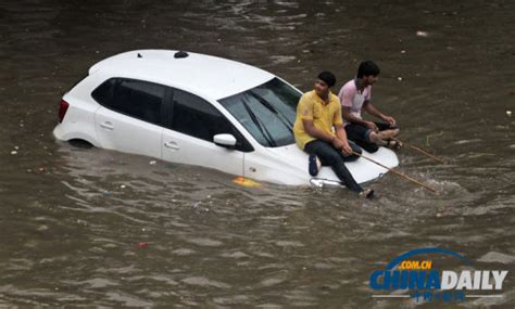 印度多地遭暴雨袭击 街道遭水淹车辆变“游船” 1 中国日报网新浪新闻