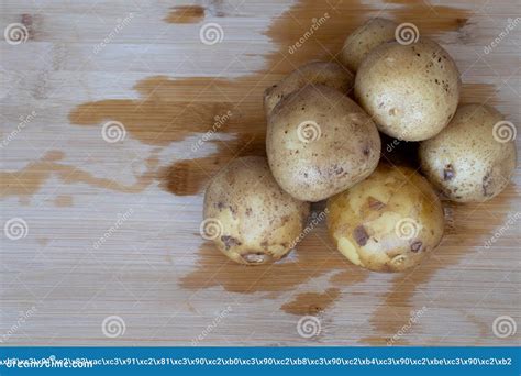 Tres Patatas Crudas Sin Pelar En Una Tabla De Madera Cortada Papas Sin