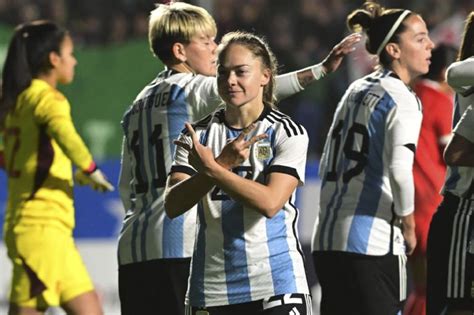 Estefanía Banini fue premiada en la Gala Femenina del Fútbol Europeo