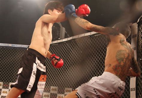 【breakingdown】“アウトサイダー対抗戦”の先鋒、山川そうきが先勝！高垣勇二からダウンを奪う Efight【イーファイト】格闘技