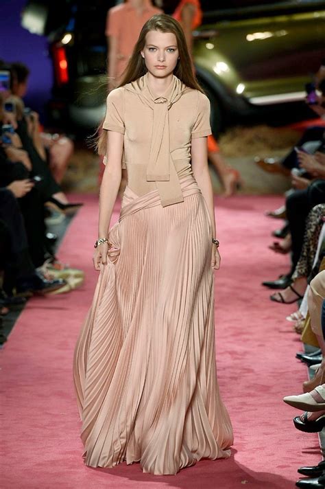 Brandon Maxwell Sigue Apostando Por El Rosa Y El Rojo Para La Primavera