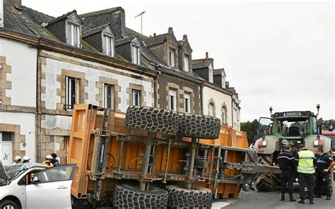 Pontivy La Remorque Dun Tracteur Se Renverse Sur Une Voiture La