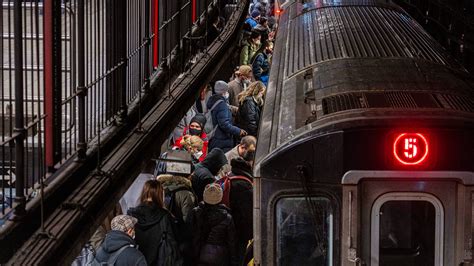 Nyc Subways Buses And Taxis Are Still Requiring Masks The New York Times