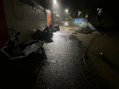 暴雨下不停！新北汐止圍牆倒塌了 茄苳路淹水「10輛機車泡水中」 生活 Nownews今日新聞