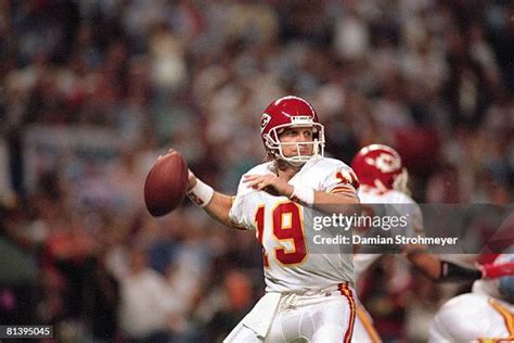 Joe Montana Chiefs Photos and Premium High Res Pictures - Getty Images