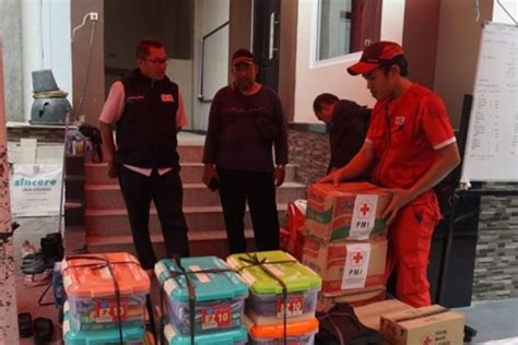 PMI Distribusi Bantuan Logistik Kepada Korban Kebakaran Di Jakbar