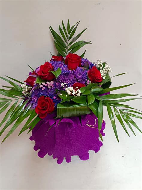 ramo 7 rosas rojas con margaritas lilas - Flores Dalia