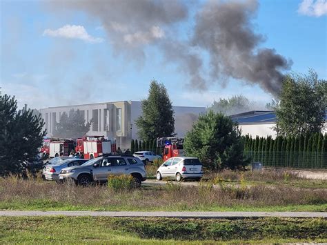 Pożar w lakierni w Osielsku opanowany Osiem zastępów straży pożarnej