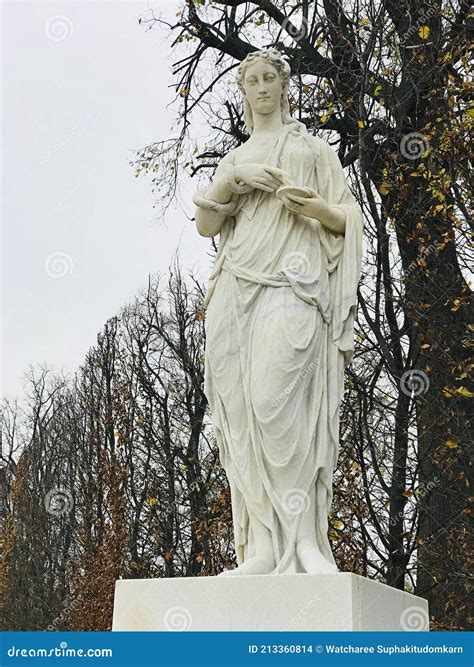 Statue D hygieia Déesse De La Santé Et De La Propreté Dans Le Jardin Du