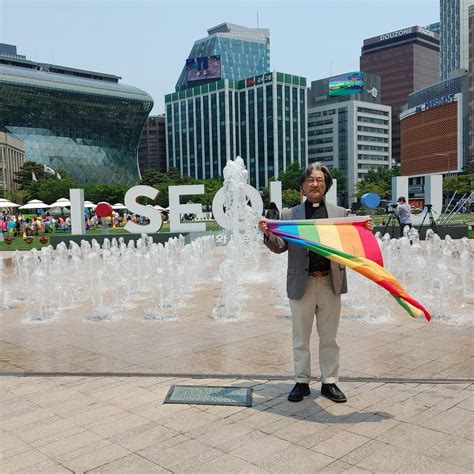 “서울시는 서울퀴어퍼레이드의 서울광장 사용신고를 즉각 수리하라” 1인 릴레이 시위 세 번째 날🏳️‍🌈 서울퀴어문화축제 Sqcf