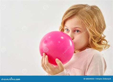 La Petite Fille Gonfle Le Ballon Rose Photo Stock Image Du Drôle