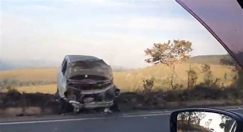 Carro Pega Fogo Ap S Bater Em Outro Ve Culo E Ser Jogado Em Vegeta O