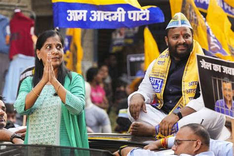 Lok Sabha Election 2024 Arvind Kejriwal S Wife Sunita Kejriwal Holds