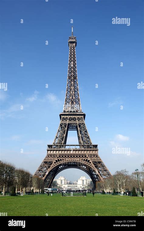 La Tour Eiffel Est Le Symbole De Paris Banque De Photographies Et D