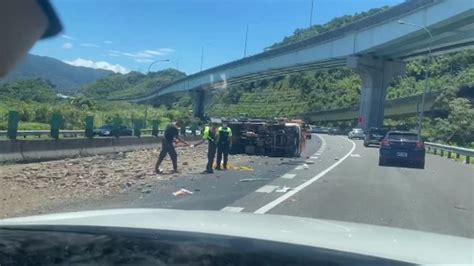 貨車國道翻覆！廢土、水泥塊灑落 現場畫面曝光 鏡週刊 Mirror Media