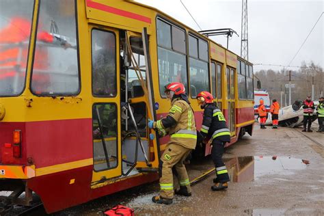 Katastrofa w Łodzi Zderzenie autobusu z tramwajem Tak ćwiczą ratownicy