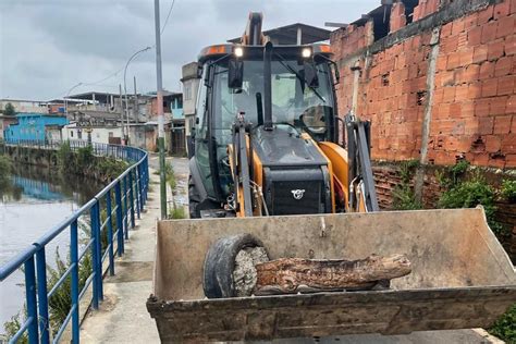 PM retira 3 toneladas de barricadas do tráfico no Az de Ouro em