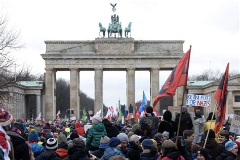 Berlin Und Potsdam Tausende Teilnehmer Bei Demos Gegen Rechts