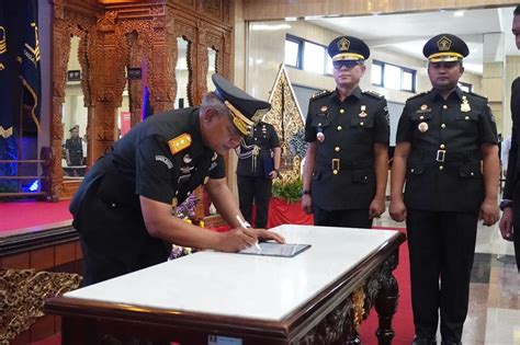 Kakanwil Kemenkumham Jateng Lantik 35 Pejabat Administrasi Patroli86