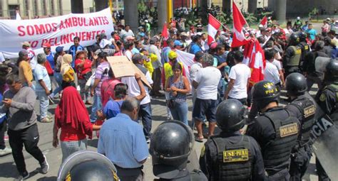 Piura Ambulantes Se Enfrentan Con Polic As En Protesta Por