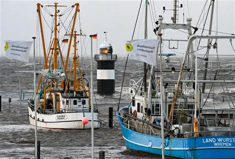 Schwere Sturmflut Trifft Auf Bremerhaven So Sieht Es In Stadt Und