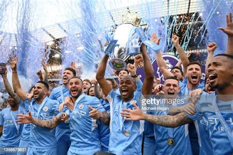 Manchester City Trophy Lift Photos Et Images De Collection Getty Images