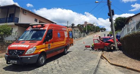 M E E Duas Crian As Ficam Feridas Ap S Carro Desgovernado Bater Contra