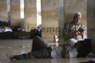 Membaca Al Quran Di Masjid Istiqlal Datatempo