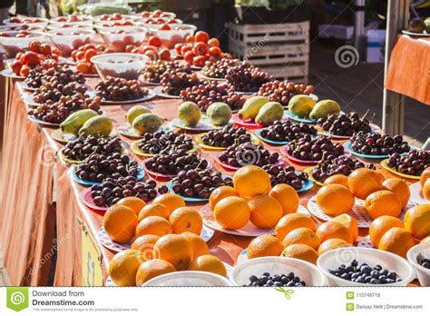 Verduras Y Mercado De La Fruta Con Las Diversas Frutas Y Verduras