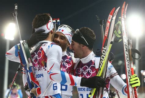 Photo Martin Fourcade félicité par son frère Simon Fourcade et Jean