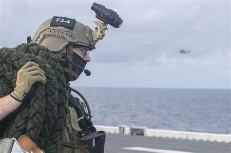 Dvids Images St Meu Marines Conduct Fast Rope Exercise Aboard Uss