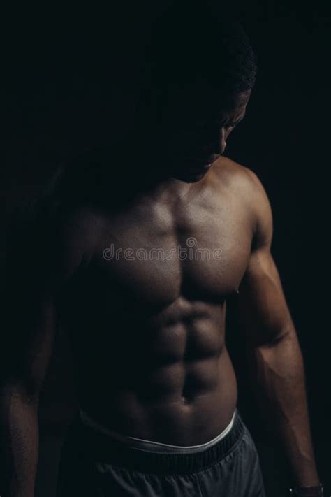 Homme Africain Bel De Bodybuilder Avec Le Torse Musculaire Nu Concept