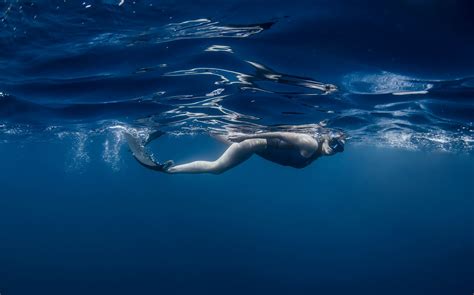 Wallpaper Underwater Women Blue Swimming X