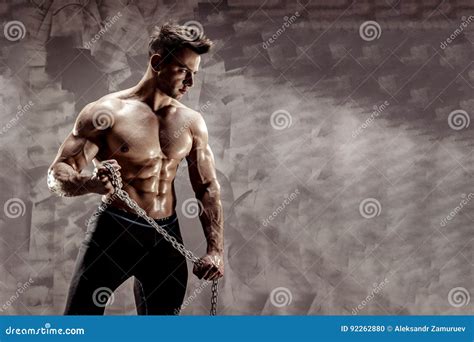 O Corpo Masculino Perfeito Levantamento Impressionante Do