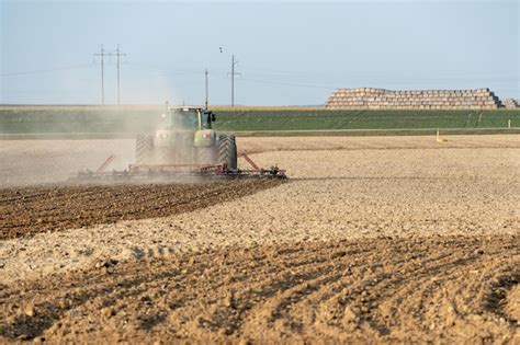 Un Tractor Moderno Con Un Arado Arrastrado Trabaja En El Campo Arando