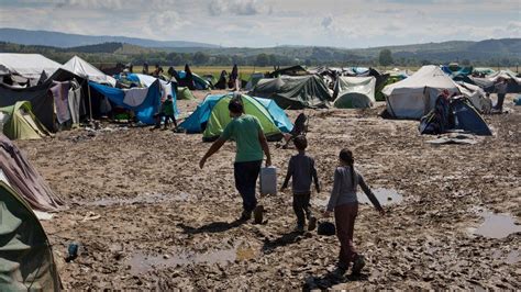 Greece Moves Thousands Of Migrants From Idomeni Camp Bbc News