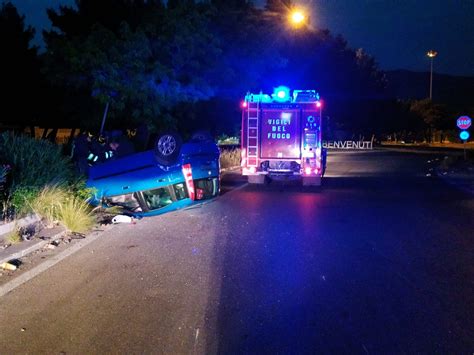 Incidente In Via Lanza Di Scalea Auto Si Ribalta E Rischia Di Prendere