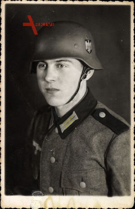 Deutsche Wehrmacht Soldat In Uniform Stahlhelm Kragenspiegel