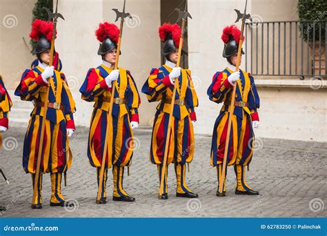 Garde Suisse Papale Dans L Uniforme Image Ditorial Image Du Religion