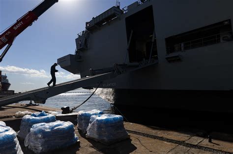 Maior navio de guerra da América Latina sai do Rio para ajudar