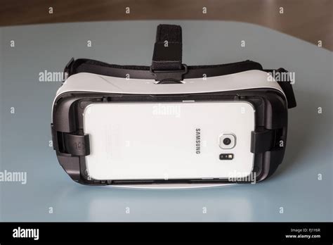 Samsung Gear VR and Galaxy S6 edge Stock Photo - Alamy