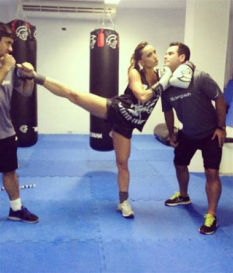 Deborah Secco faz muay thai e seca até mil calorias por aula conheça a