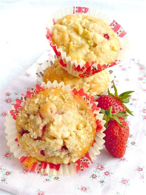 Muffins Fraises Rhubarbe Croustillants La Gourmandise Selon Angie