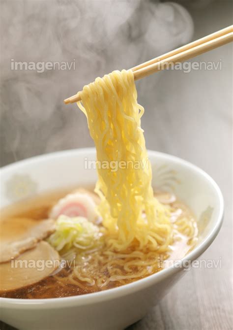 【湯気の立った醤油ラーメンを箸で持ち上げた手元】の画像素材31863016 写真素材ならイメージナビ