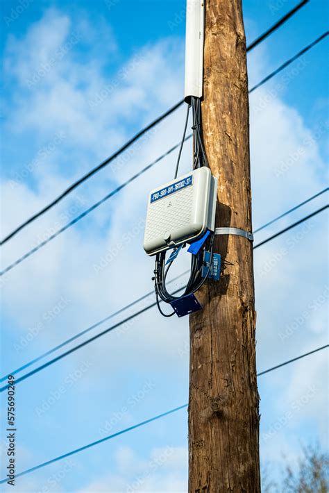 Poteau T L Phonique En Bois Avec Boitier De Raccordement La Fibre